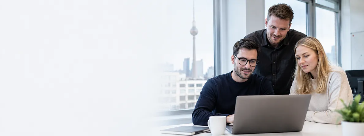 Abstrakte Glasschichten als Sinnbild für Engpässe in der Entwicklungskapazität